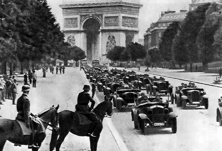 Гитлеровцы на улицах Парижа