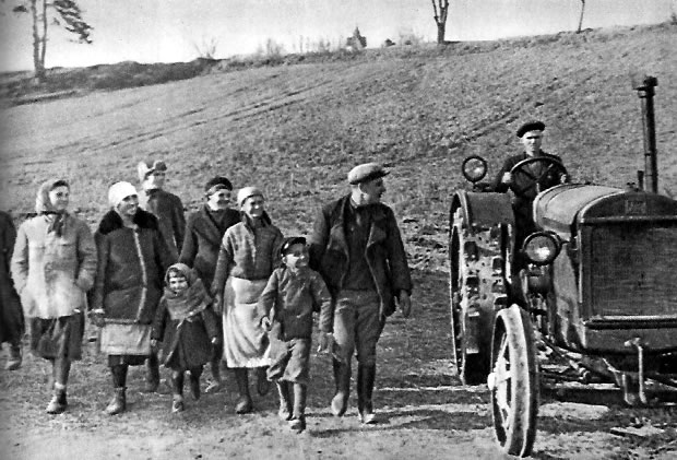 Первый трактор на крестьянском поле. Западная Белоруссия. Весна 1940 г.
