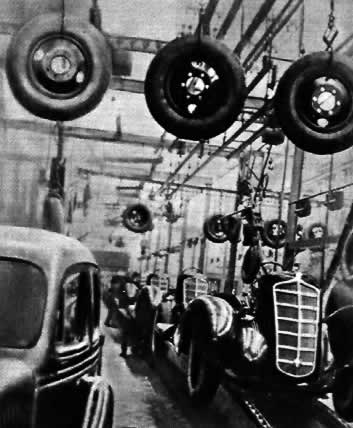На конвейере Московского автомобильного завода. 1939г.