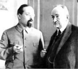 Г. В. Чичерин (справа) беседует с Л. М. Караханом. Москва. 1930 г