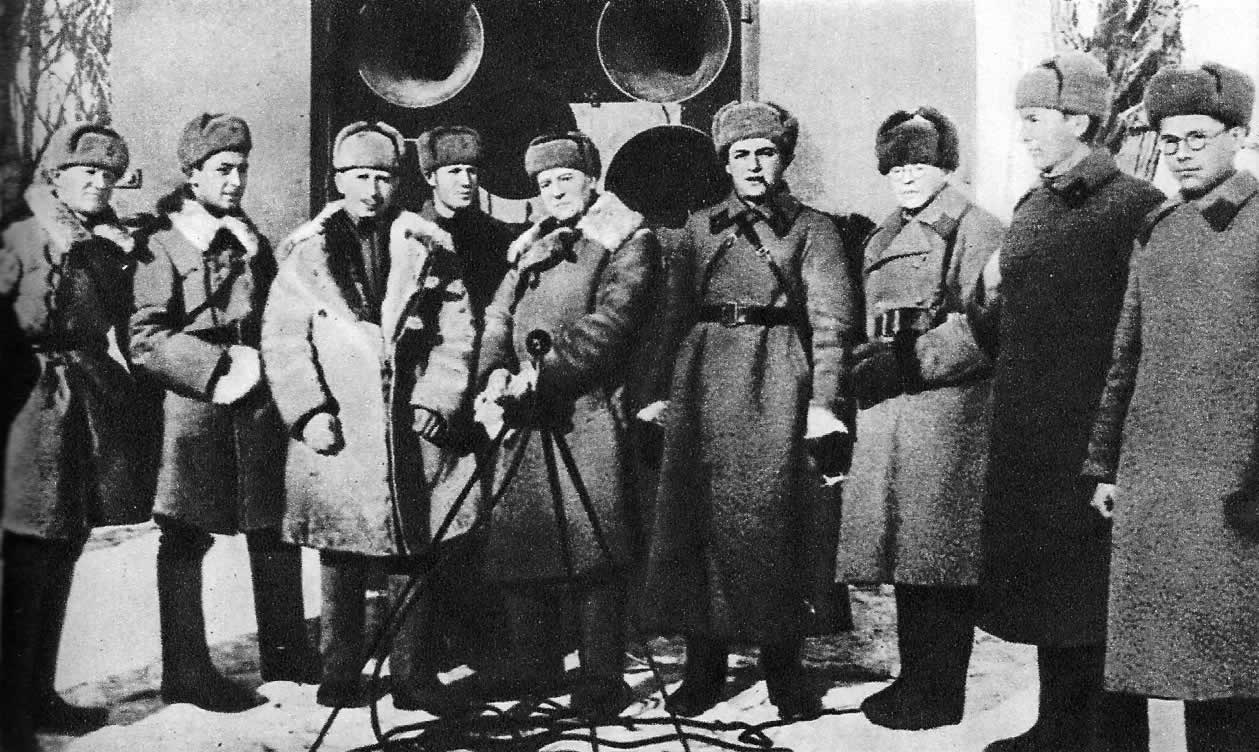 Немецкие коммунисты В, Ульбрихт и Э. Вайнерт (третий и пятый слева) у громкоговорящей установки. Донской фронт, январь 1943 г.