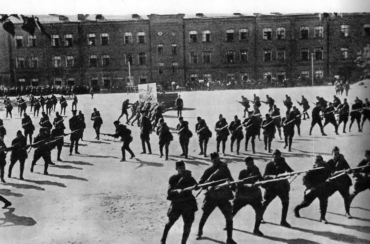 На занятиях по отработке приемов штыкового боя. Среднеазиатский военный округ, 1943г.