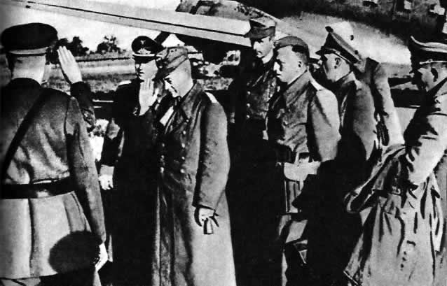 Группа пленных немецких генералов во главе с командующим немецко-итальянскими войсками в Тунисе Ю. Арнимом на одном из аэродромов Англии. Весна 1943 г.