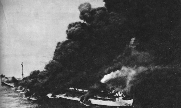 Пожар на американском транспорте, торпедированном немецкой подводной лодкой