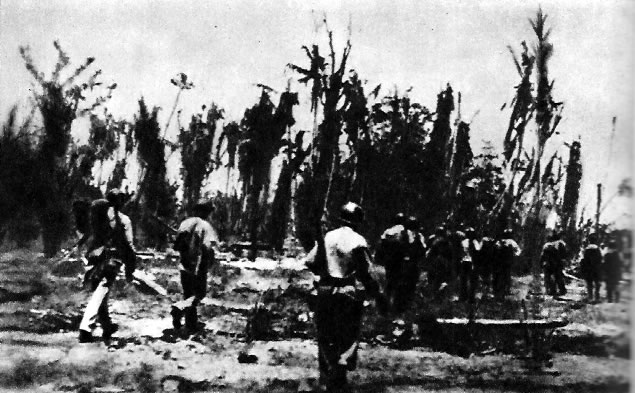 Морские пехотинцы наступают к реке Матаникау. Гуадалканал, ноябрь 1942г.