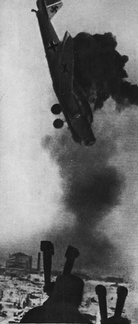 «Юнкере» сбит советскими зенитчиками под Сталинградом. Январь 1943 г.