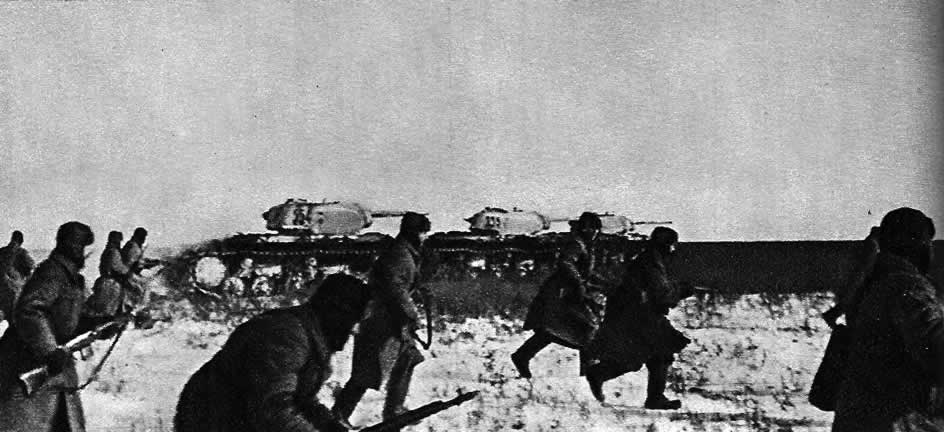Пехота наступает во взаимодействии с танкистами 5-го отдельного танкового полка прорыва «Советский полярник». Район реки Россошка