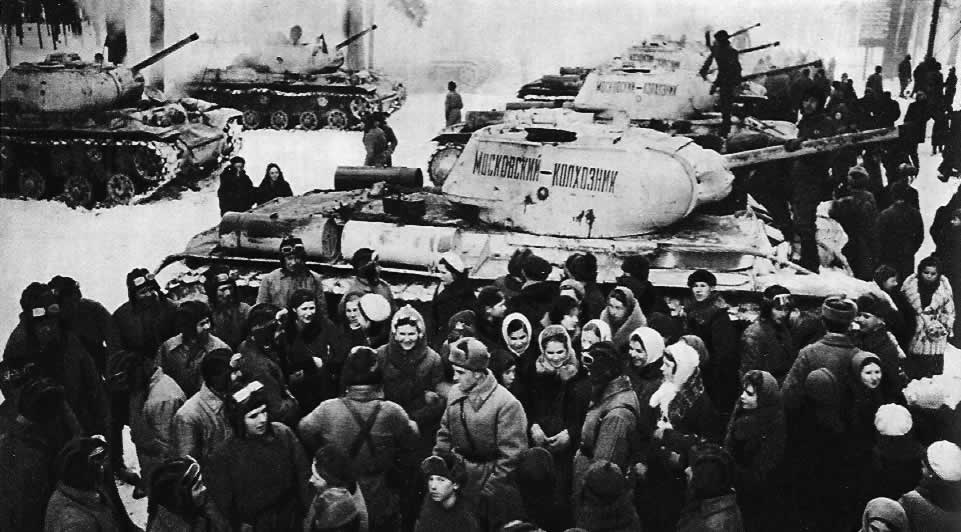 Передача советским воинам танковой колонны, построенной на средства тружеников Московской области. Декабрь 1942 г.