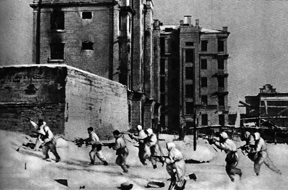 Штурм последних опорных пунктов врага. Сталинград, январь 1943 г.