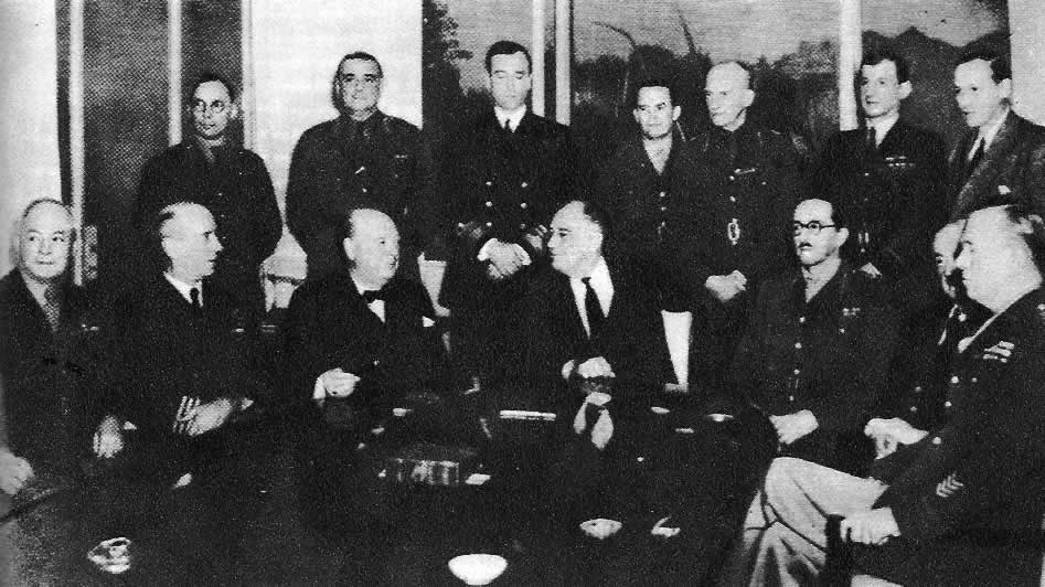 Группа участников конференции в Касабланке (слева направо): сидят — Г. Арнольд, Э. Кинг, У. Черчилль, Ф. Рузвельт, А. Брук, Д. Паунд, Д. Маршалл; стоят — И. Джекоб, X. Исмей, Л. Маунтбэттен, Д. Дин, Д. Дилл, Ч. Портал, Г. Гопкинс. Январь 1943 г.