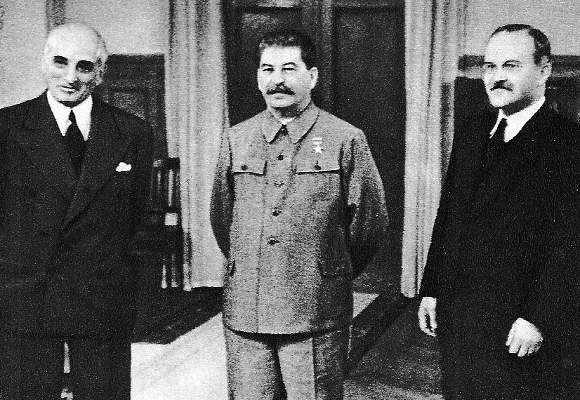 Встреча И.В.Сталина с личным представителем президента США Д.Дэвисом. Справа - В.М.Молотов. Москва, май 1943 г.