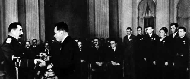 С.М.Буденный вручает делегации трудящихся Сталинграда меч - дар английского короля Георга VI. Февраль 1944 г.