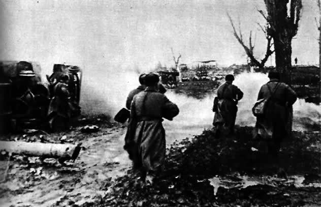 Атакующие подразделения пехоты в населенном пункте. Кубань, март 1943 г.