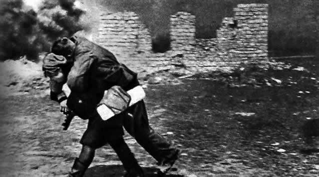 Краснофлотец санитарка Н. Ф. Марухно выносит раненого с поля боя. Малая земля, 1943 г.
