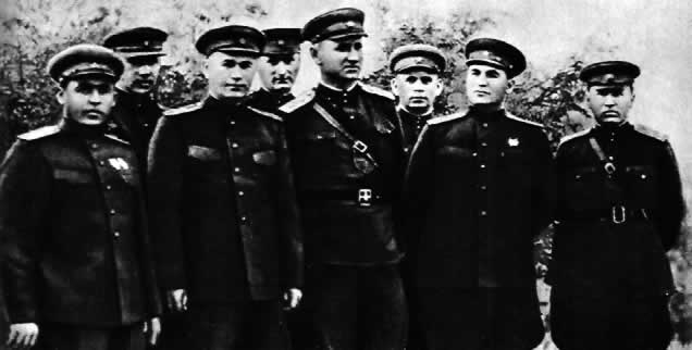 Командующий 56-й армией А. А. Гречко среди генералов и офицеров штаба и политотдела армии. Апрель 1943 г.