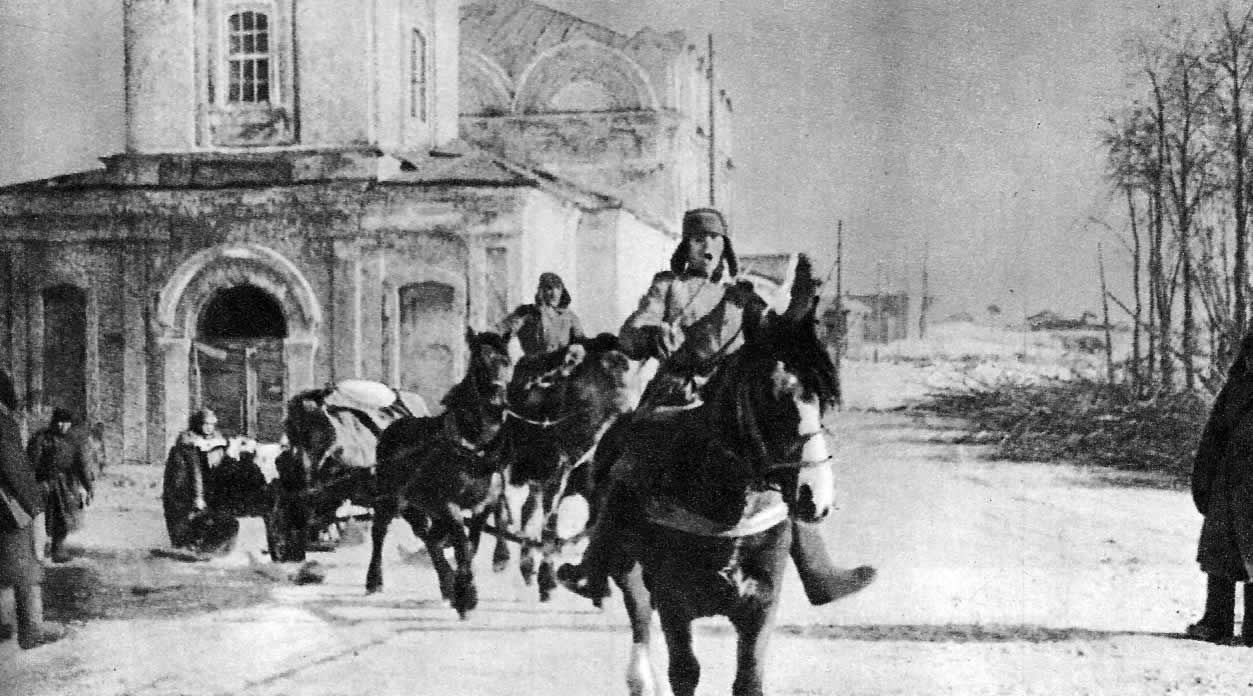В сражениях на западном, северо-западном и северном направлениях: Советские артиллеристы в освобожденном Демянске. Февраль 1943г.