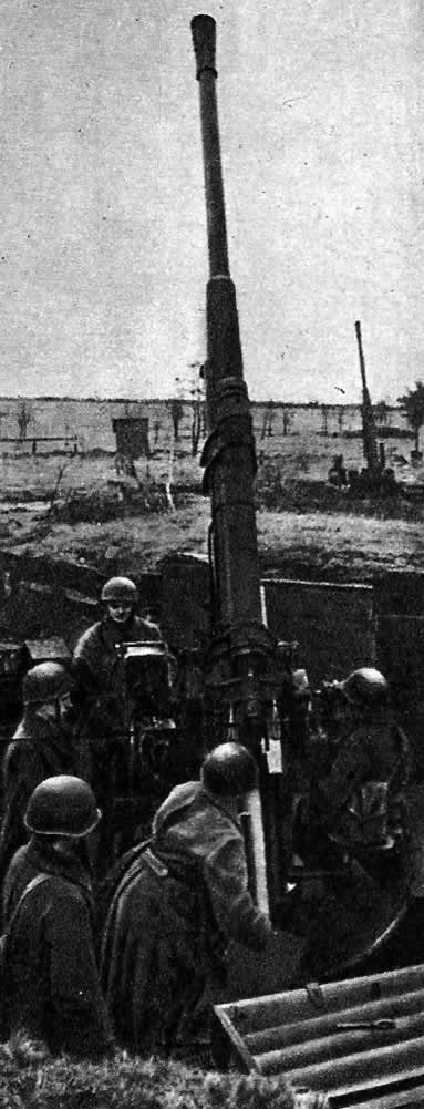 На огневой позиции зенитной батареи. Ноябрь 1942г.