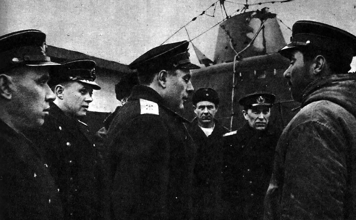Командующий Северным флотом А.Г.Головко встречает вернувшийся из похода экипаж подводной лодки Н.А.Лунина. 1943г.