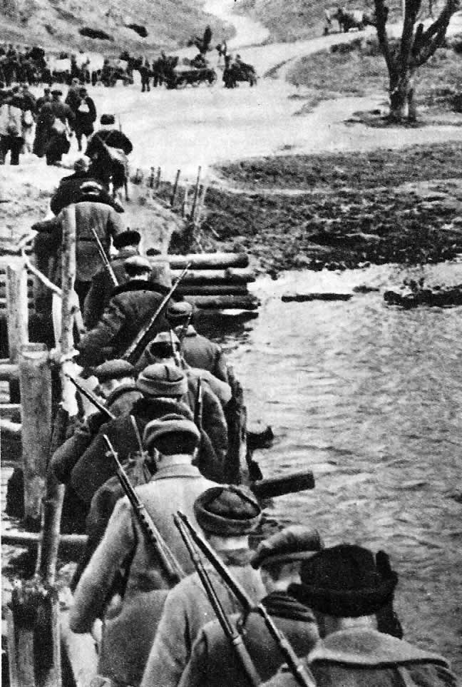 Партизаны 2-й Клетнянской бригады Орловщины выходят на боевое задание. 1943г.