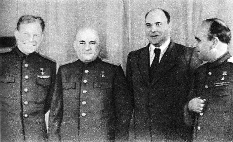 Руководители оборонной промышленности. Слева направо: д ф. Устинов, Б. Л. Ванников, А. И. Ефремов, В. А. Малышев. 1943 г.