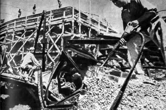 21 июня 1941 г. Советские люди вдохновенно трудились на стройках, предприятиях и колхозных полях
