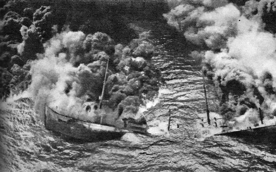 Гибель американского танкера, атакованного немецкой подводной лодкой. Март 1942 г.