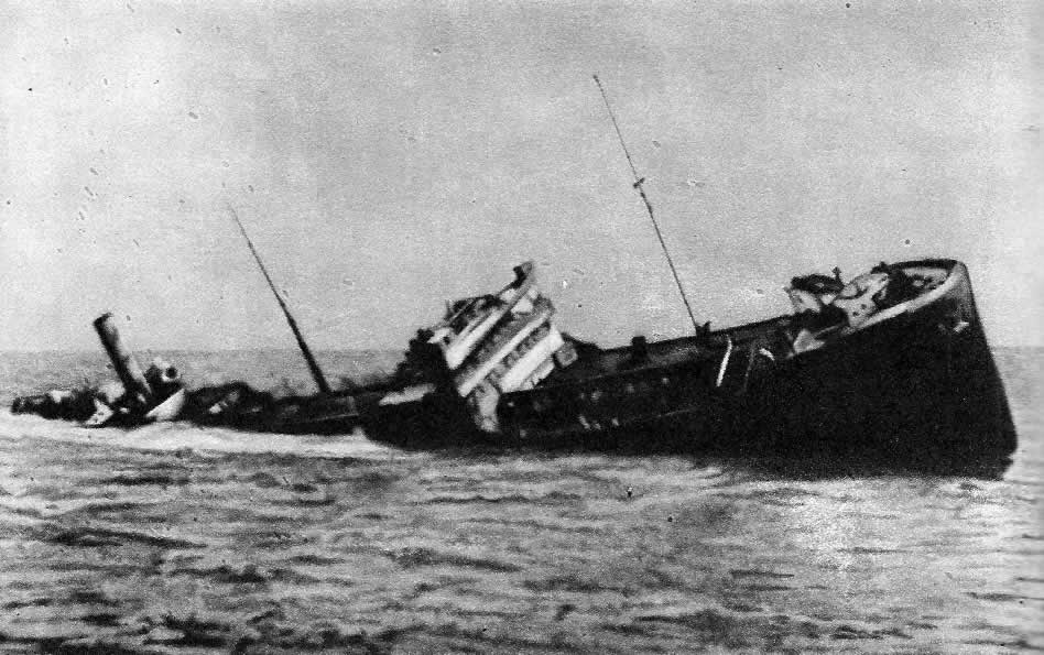 Потопление гитлеровцами английского судна в Атлантике. 1941 г.