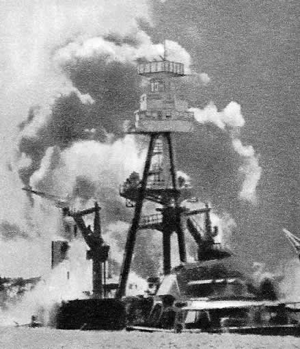 Американские корабли после налета японской авиации на Пёрл-Харбор. Декабрь 1941 г.