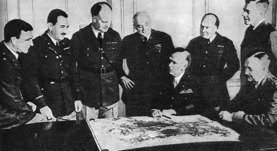 Генерал Дж. Маршалл (четвертый справа) со своим штабом