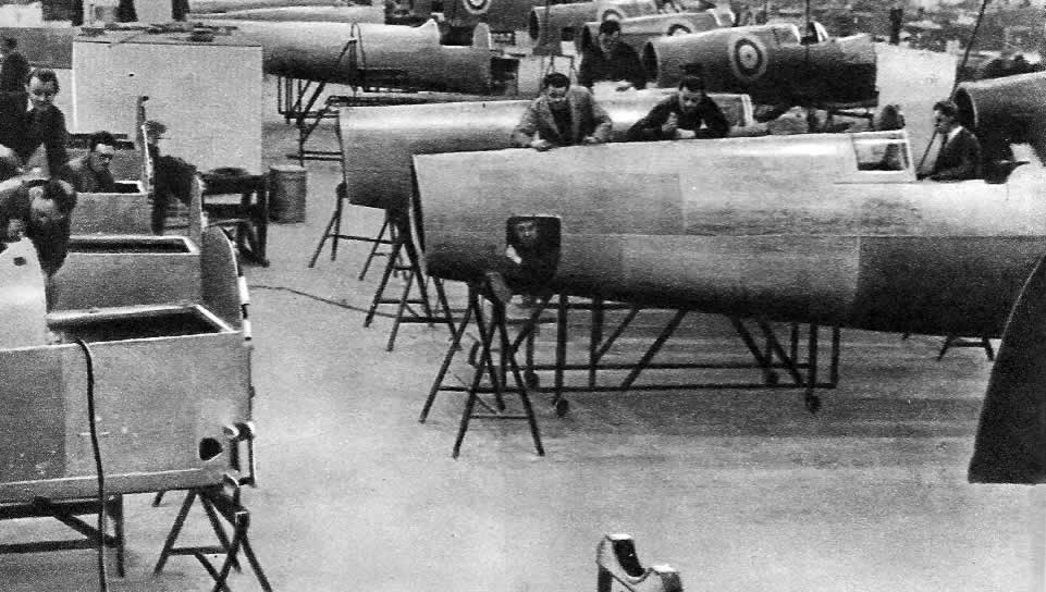 Великобритания наладила массовый выпуск истребителей типа «Спитфайр», 1941 г.