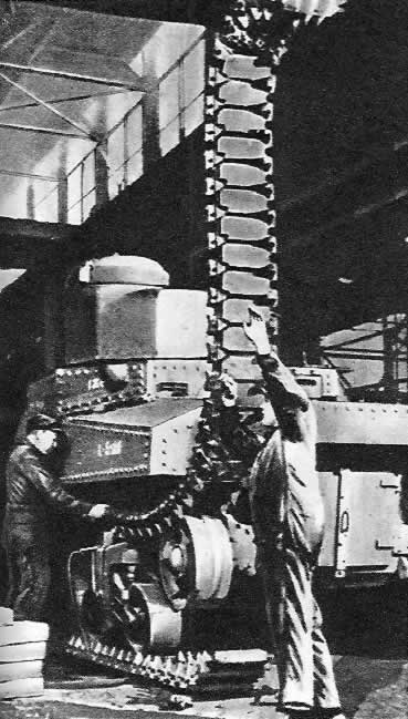 Сборка танков на военном заводе в США, 1942 г.