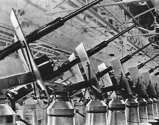 Зенитные орудия, изготовленные на заводе Среднего Запада США. 1942 г.