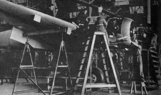 Сборка бомбардировщиков на английском авиационном заводе. 1941 г.