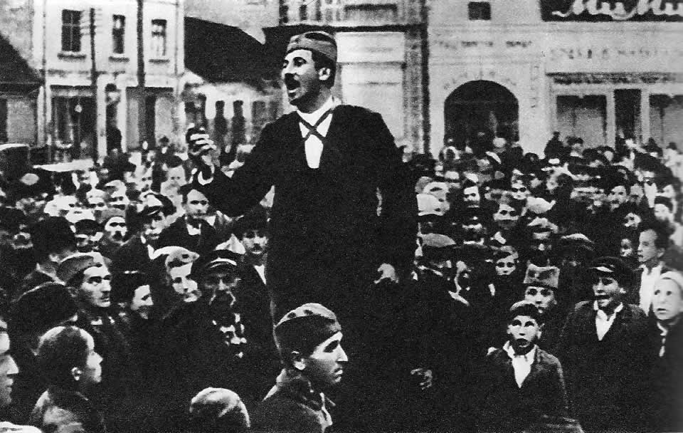 Командир партизанского отряда Ратко Мит-рович выступает на митинге в освобожденном городе Чачак. Югославия, сентябрь 1941 г.