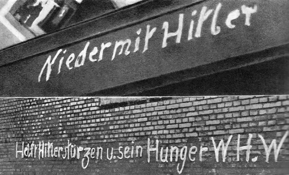 Антифашистские лозунги на стенах домов в Берлине. 1941 г.