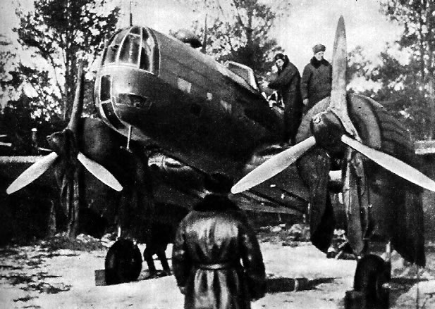 Советские летчики готовятся к нанесению удара по тыловому объекту фашистской Германии. 1941 г.