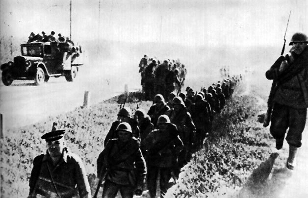 Отряд моряков-черноморцев направляется на передовые позиции. Одесса, 1941 г.
