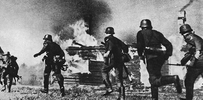 Немецко-фашистские войска атакуют один из советских приграничных пунктов. 1941 г.