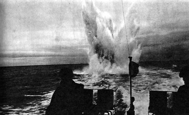 Катер-охотник атакует глубинными бомбами фашистскую подводную лодку. Северный флот. 1941 г.