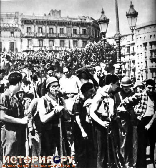 Рабочие добровольцы получают оружие для борьбы с фашистскими мятежниками, Мадрид, 1936