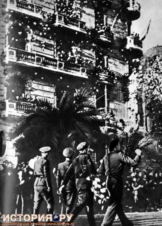 Население Барселоны приветствует бойцов интернациональных бригад, 1938 г