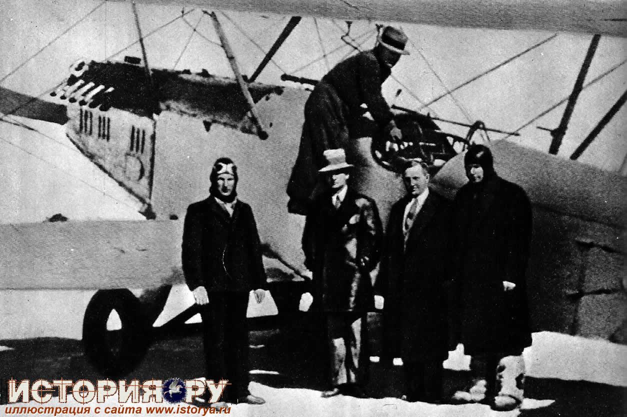 Советские летчики-добровольцы, сражавшиеся в Китае с японскими захватчиками. 1938 г.