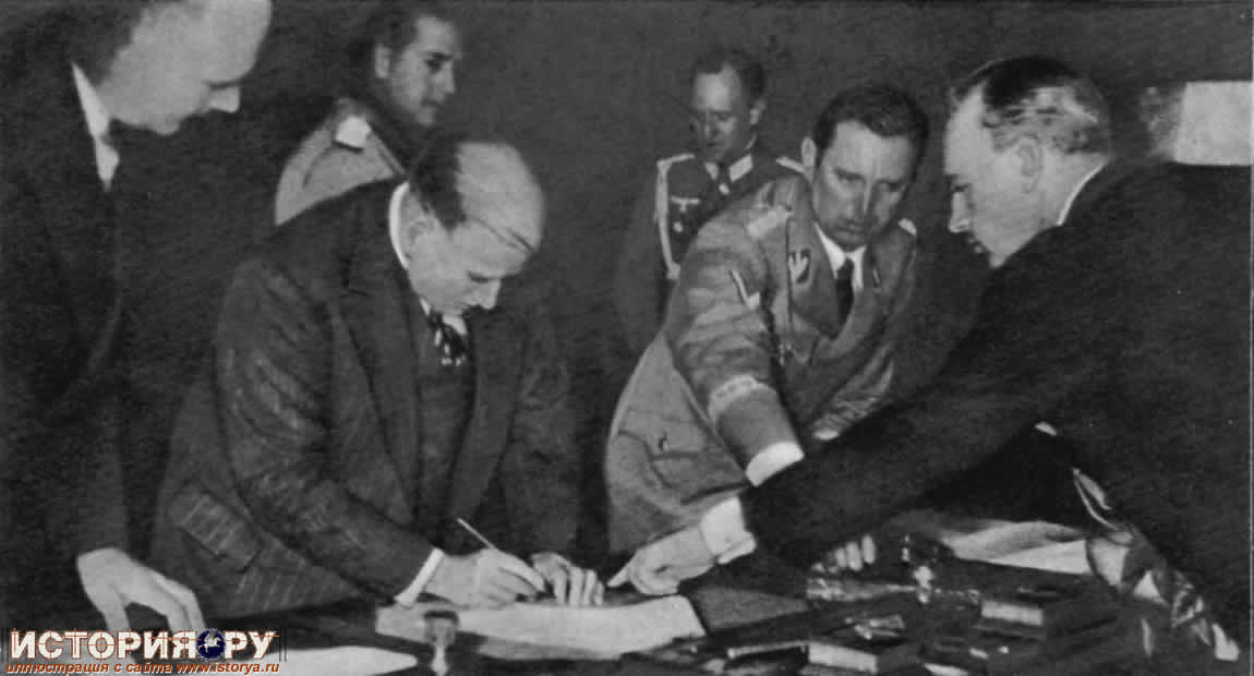 Риббентроп указывает премьер-министру Франции Даладье место, где он должен поставить подпись под мюнхенским соглашением. 1938 г.