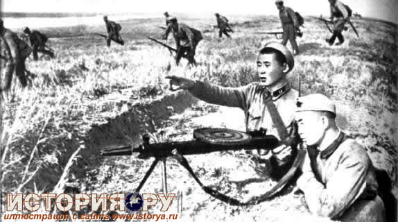Бойцы монгольской Народно-революционной армии ведут бой с японскими захватчиками. Халхин-Гол. 1939 г.