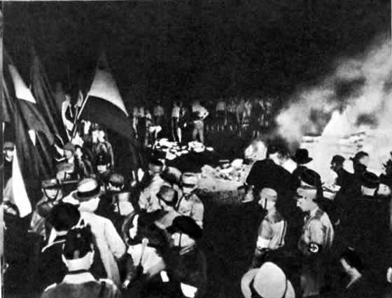 Гитлеровцы сжигают книги — ценнейшее достояние мировой культуры. Берлин. 1933 г