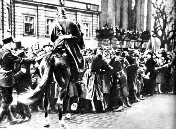 Полиция расчищает дорогу в рейхстаг фашистским депутатам, 1933