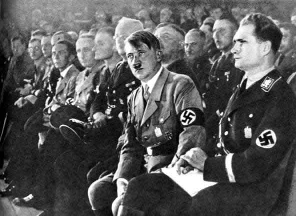 Принятие захватнической программы на съезде нацистов в Нюрнберге в 1933 г. (Это еще не скамья подсудимых.)
