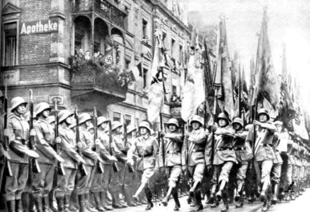 Знамена старой кайзеровской армии проносят по улицам Нюрнберга накануне съезда гитлеровцев. 1935