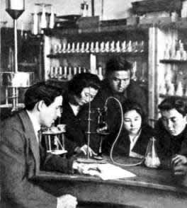 Студенты Казахского университета на занятиях. Алма-Ата, 1934