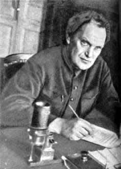 Председатель ВСНХ СССР В.В.Куйбышев в своем рабочем кабинете, 1935